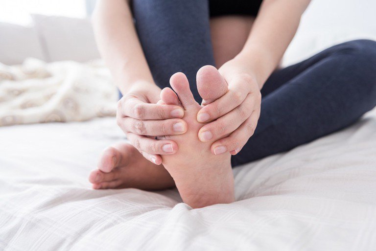 Ngón chân đau rát kèm nóng khi bó bột 24 ngày có sao không?