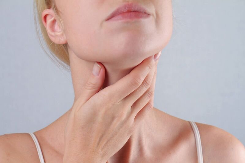 Đau họng có thể gây ra triệu chứng ho khan  ở người bệnh