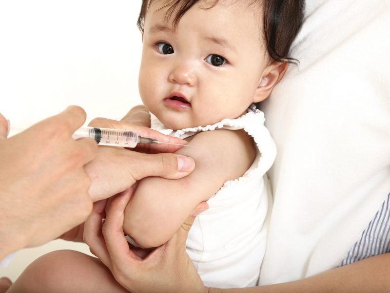 Trẻ bị vàng da có tiêm vắc xin viêm gan B được không?