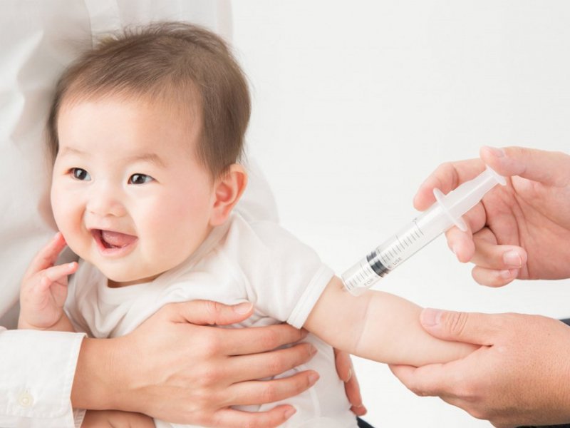 Trẻ tiêm vắc xin 3in1