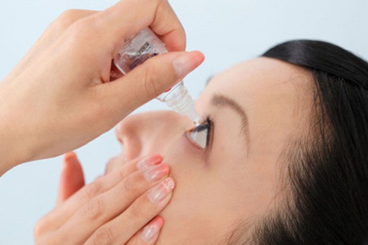 Bạn nên dùng nước muối sinh lý hoặc nước sạch để rửa khi bị cồn 70 độ bắn vào mắt