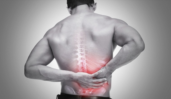 Nam giới đau lưng âm ỉ nguyên nhân là gì?