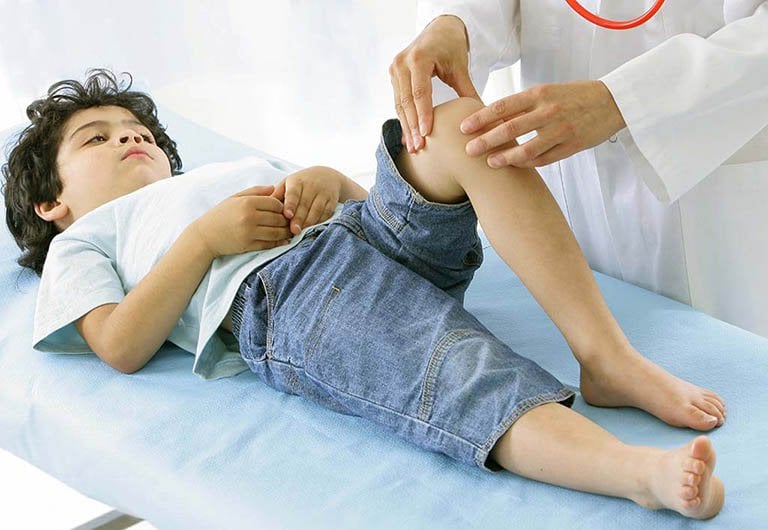 Trẻ chân, tay trái yếu điều trị như thế nào?