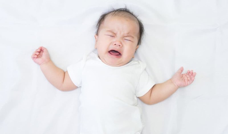 Trẻ 2 tháng tuổi ngủ hay giật mình, ngủ không sâu do đâu?