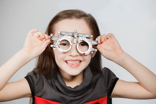 Trẻ đeo kính điều trị tật khúc xạ bẩm sinh có cần uống thêm thuốc không?