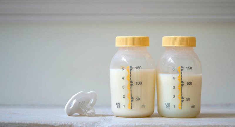 Sữa mẹ rã đông có nên hâm cùng sữa mới vắt cho con bú không?