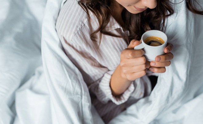 Uống nhiều cà phê là một trong các nguyên nhân khiến bạn ngủ hay bị giật mình