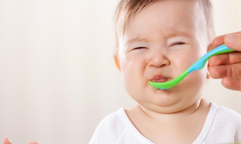 Trẻ gần 2 tuổi không thể ăn thức ăn đặc phải làm sao?