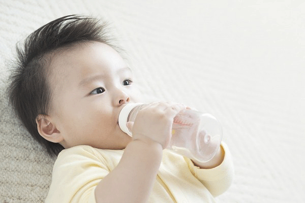 Bù nước cho trẻ 8 tháng đi ngoài kèm nôn trớ sau ăn như thế nào?