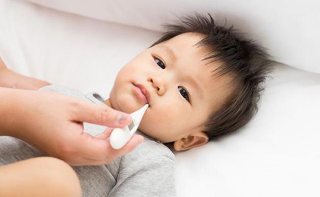 Trẻ 8 tháng tuổi sốt kèm chảy mũi khó thở có sao không?