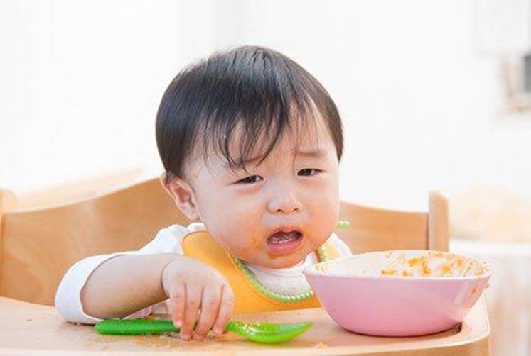 Trẻ 1 tuổi ăn uống hấp thu kém