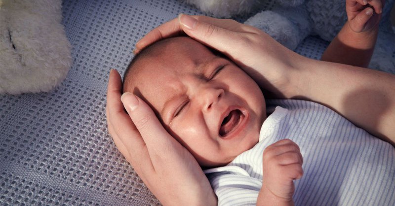Trẻ 4 tháng tuổi hay rụng tóc kèm ngủ không sâu