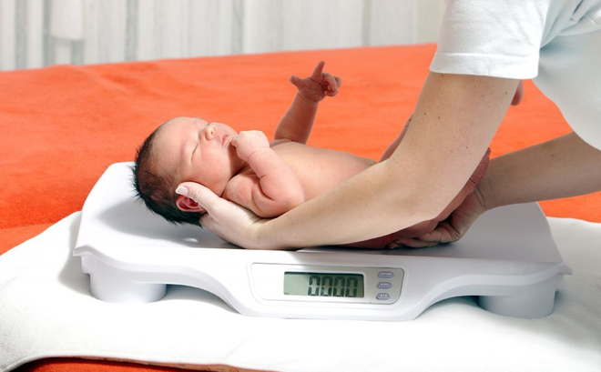 trẻ sơ sinh không tăng cân trong tháng đầu