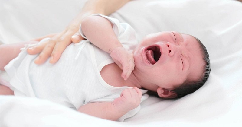 Trẻ 1 tháng tuổi ngủ không sâu giấc