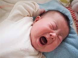 Trẻ 2 tháng tuổi hay trằn trọc khó ngủ, vặn mình