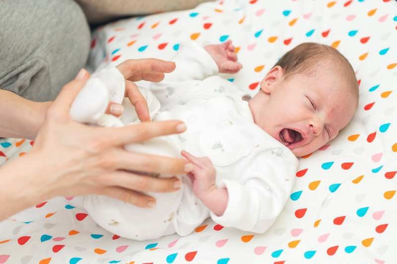 Trẻ 1 tháng tuổi hay vặn mình, rặn đỏ mặt trong lúc ngủ