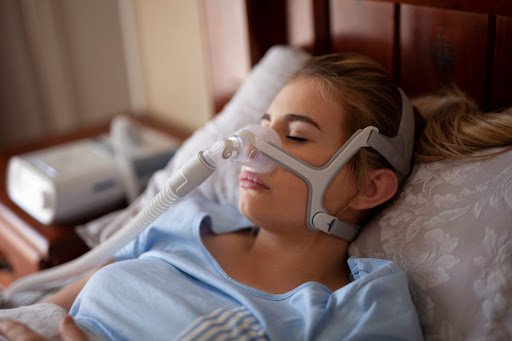 Continuous Positive Airway Pressure (CPAP) machine dùng trong hỗ tợ bênh nhân ngưng thở khi ngủ