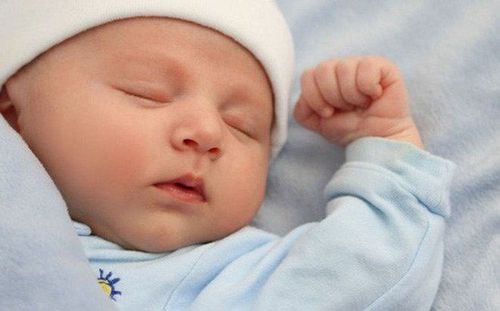 Reasons of the newborn’s stretching, startling and light sleep