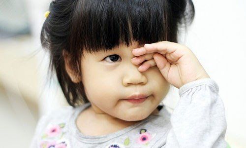 Trẻ bị nhức mỏi mắt phải làm sao?