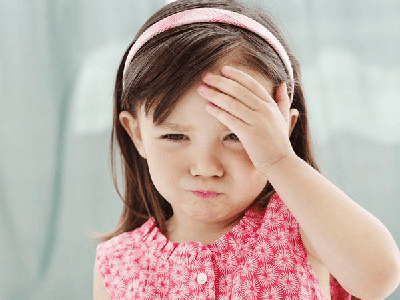 What are the symptoms of tinnitus headache in children?