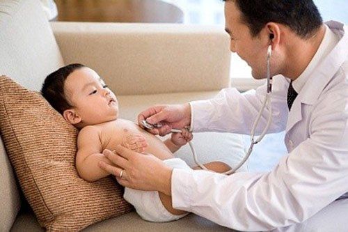 
Trường hợp nặng trẻ cần được điều trị nhiễm virus hợp bào hô hấp tại bệnh viện
