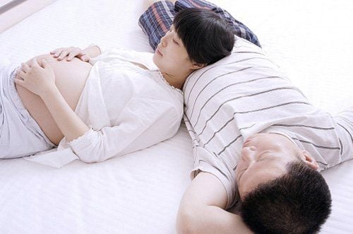 
Cần tránh là thổi khí vào “cô bé” trong lúc quan hệ tình dục bằng miệng khi mang thai
