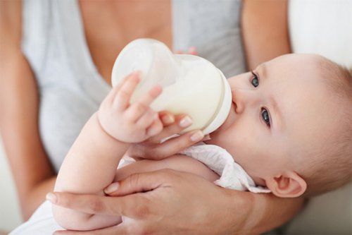 Hỏi đáp: Trẻ 4 tháng tuổi chỉ bú 500-700ml sữa một ngày liệu có đáng lo?
