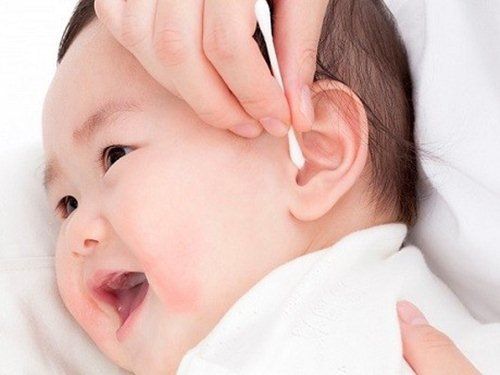 
Ba mẹ không dùng bông ráy tai hay dụng cụ lấy ráy tai gì khác để ngoáy tai cho bé
