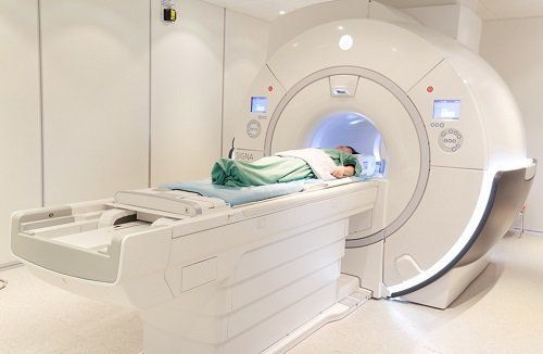 Procedure of chest magnetic resonance imaging with injection of magnetic contrast agent