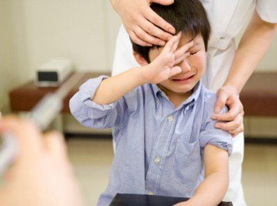 Trẻ đau nhiều sau khi nong bao quy đầu phải làm sao?