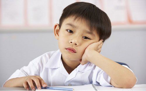 
Thanh thiếu niên bị ADHD thường hay quên và không chú ý khi ngồi trên lớp
