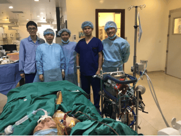 
Bác sĩ Nguyễn Ngọc Quang (áo xanh đậm) và ECMO team Vinmec Times City
