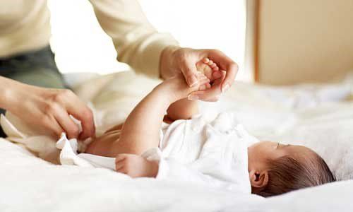 Trẻ sơ sinh không tự đi đại tiện được sau khi thụt hậu môn là bệnh gì?