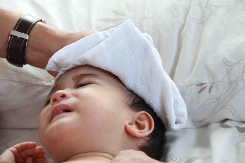 Trẻ 4 tháng tuổi sốt và đi ngoài khắc phục thế nào?