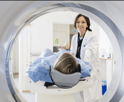 
Trong quá trình chụp MRI, máy quét sẽ tạo ra tiếng ồn khá lớn nên bệnh nhân cần đeo nút tai để hạn chế tiếng ồn
