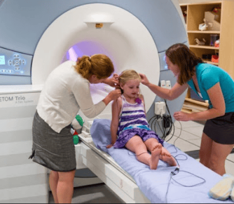 
Trẻ có thể cần chụp MRI sau khi bị ngã đập đầu
