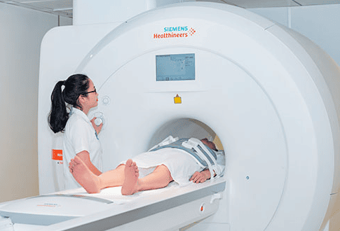 
Chụp cộng hưởng từ (chụp MRI) là kỹ thuật sử dụng máy cộng hưởng từ để tạo ra hình ảnh lát cắt của các bộ phận trên cơ thể
