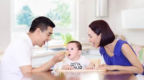 
Cha mẹ cần cho trẻ ăn đúng bữa, ăn đủ, không ăn vặt, bánh kẹo ngọt trước bữa ăn
