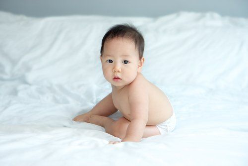 Trẻ 6 đến 8 tháng trẻ sẽ học cách ngồi