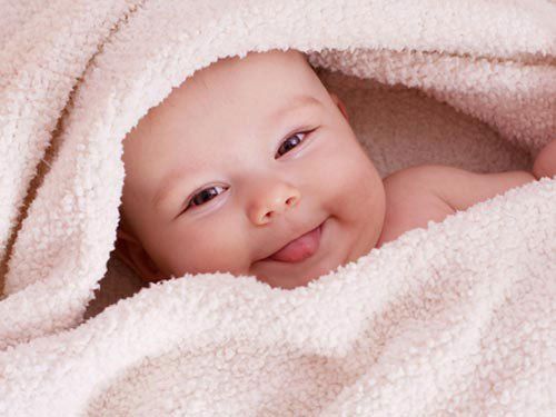 Mỉm cười là một trong những hành vi giao tiếp xã hội sớm nhất của trẻ