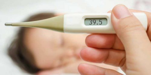 Trẻ hơn 2 tháng sốt sau khi tiêm phòng có đáng lo?