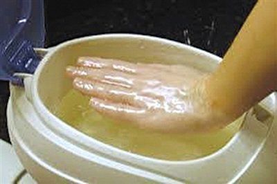 Is hot incubation of paraffin wax dangerous or burns the skin?