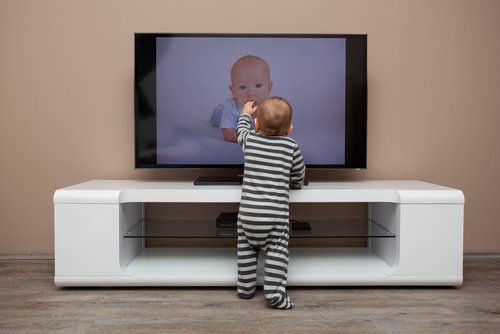 
Cha mẹ nên đặt ra giới hạn khi cho trẻ xem TV
