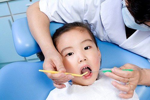 Trước khi gây mê nhổ răng cho bé 3 tuổi rưỡi có cần xét nghiệm máu và điện tâm đồ hay không và sau gây mê có ảnh hưởng gì không?
