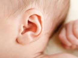 Trẻ 2 tuần tuổi có u mủ sưng to sau tai trái, không sốt có sao không?
