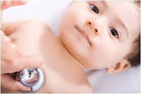 Trẻ sơ sinh bị nang não và thông liên thất 2 lỗ thì nên điều trị như thế nào?