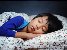 Bé 13 tuổi hay ngủ quên, thức dậy không nhớ là triệu chứng của bệnh gì?