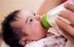 Bé 2 tháng tuổi nôn trớ và đi ngoài sau khi dùng sữa công thức phải làm thế nào?
