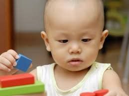 Kiểm tra trẻ chậm nói bằng cách theo dõi các phản ứng của trẻ