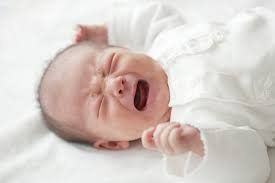 Trẻ sơ sinh hay xì hơi kèm quấy khóc sau uống sữa là sao?
